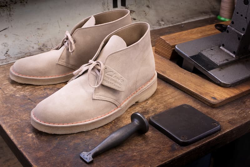 ساخت کفش کلارک انگلیس از تکه پارچه های باقی مانده از لباس سربازان اوکراینی